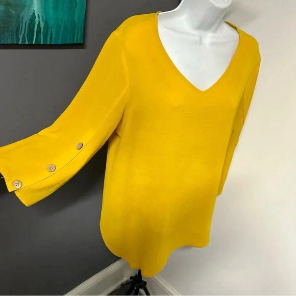 Women’s Medium Yellow V Neck Asymmetrical Hem Blouse Buttons Crepe Coquette Boho - Picture 2 of 13